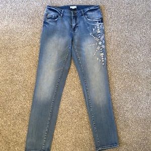 Girlfriend style jeans with stitch design